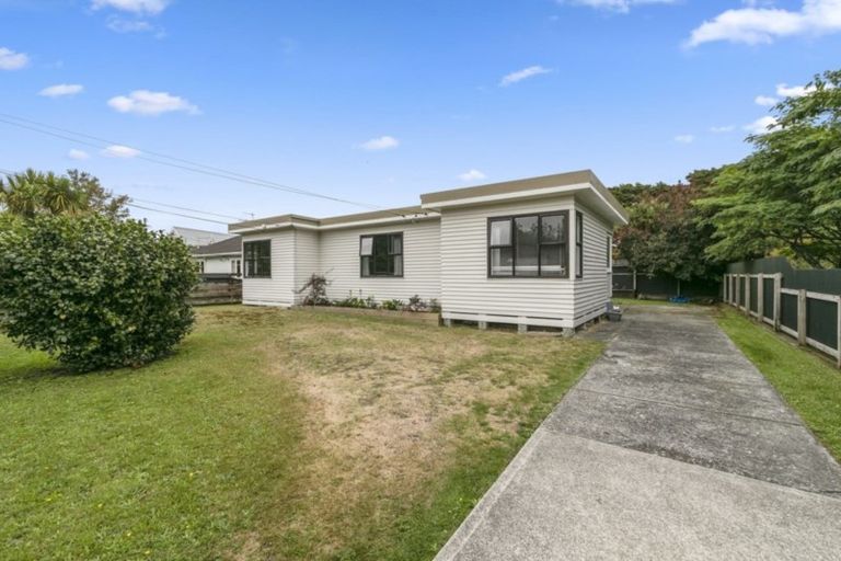 Photo of property in 29 Gibbs Crescent, Wainuiomata, Lower Hutt, 5014