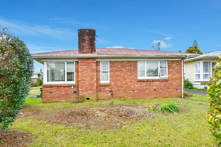 Photo of property in 10 Churchill Avenue, Manurewa, Auckland, 2102