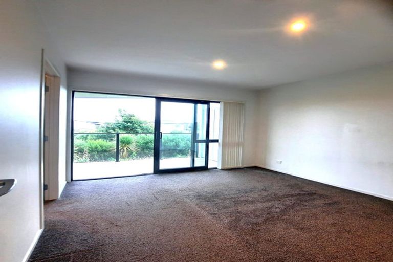 Photo of property in 4/60 Hayfield Way, Karaka, Papakura, 2580