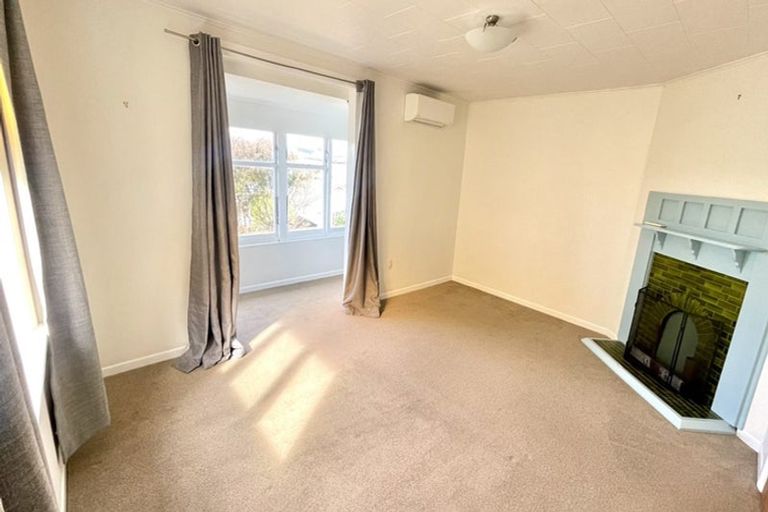 Photo of property in 190 Sutherland Road, Lyall Bay, Wellington, 6022