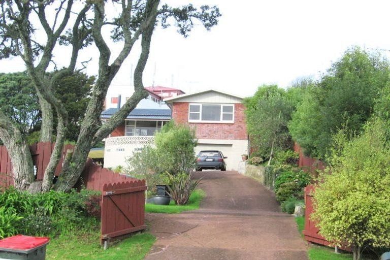 Photo of property in 15 Pohutukawa Avenue, Red Beach, 0932