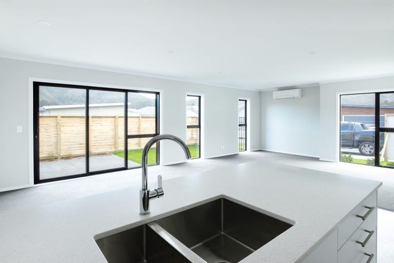 Photo of property in 27 Te Ara O Roimata, Wainuiomata, Lower Hutt, 5014