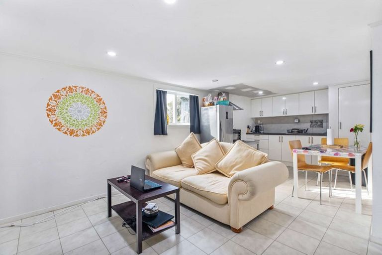 Photo of property in 10 Bishop Street, Green Bay, Auckland, 0604