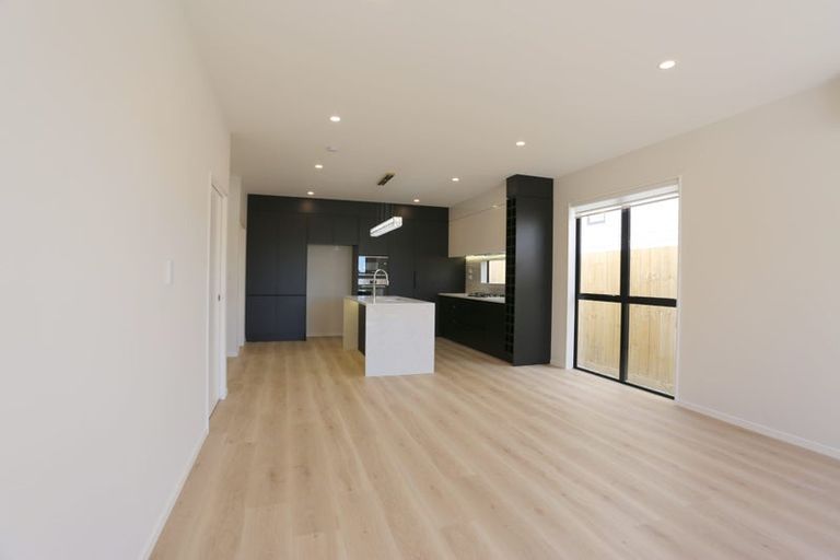 Photo of property in 1a Kirkdale Place, Northcross, Auckland, 0632