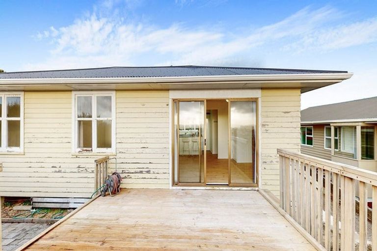 Photo of property in 22 Link Road, Newlands, Wellington, 6037