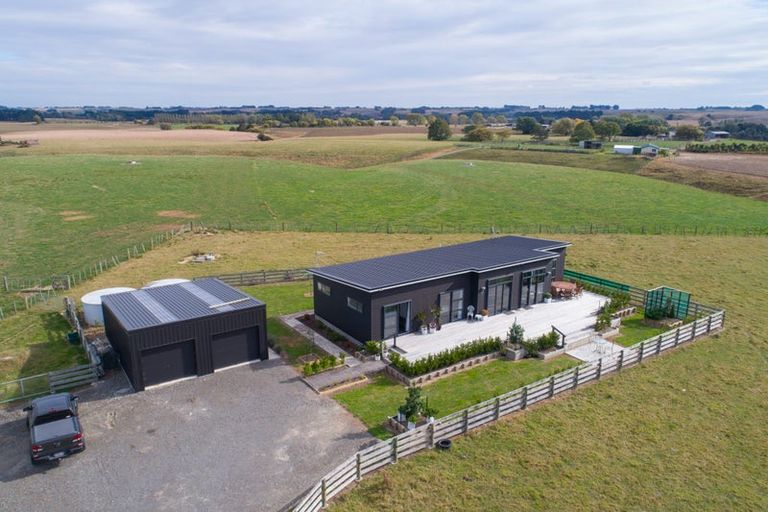 Photo of property in 567 Lethbridge Road, Halcombe, 4775