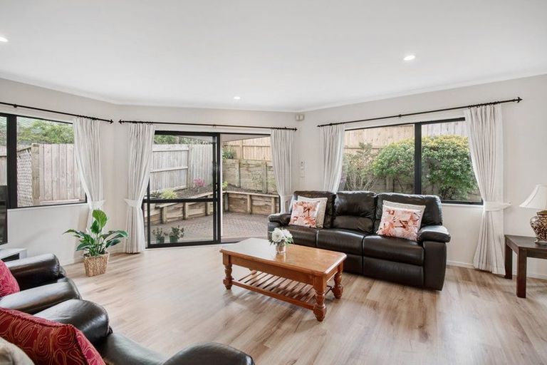 Photo of property in 2/9 Mossop Rise, Glenfield, Auckland, 0629