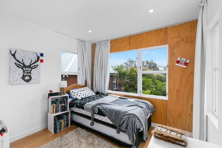 Photo of property in 1 Wakely Road, Newlands, Wellington, 6037