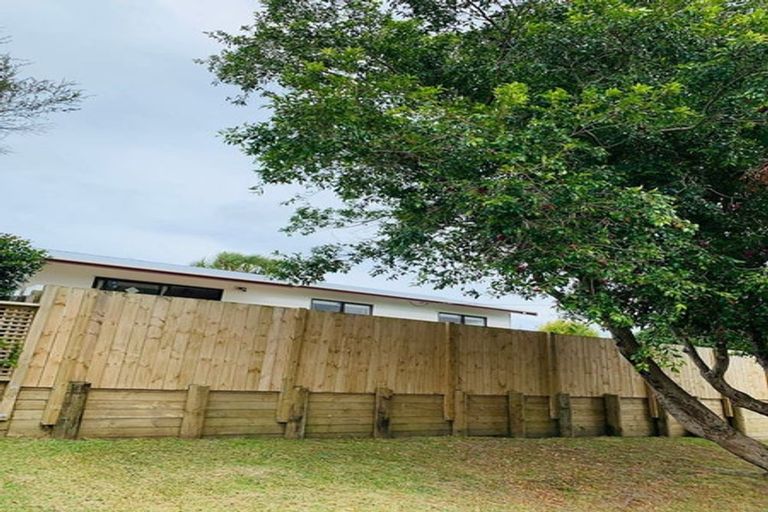 Photo of property in 2/72 Aeroview Drive, Beach Haven, Auckland, 0626