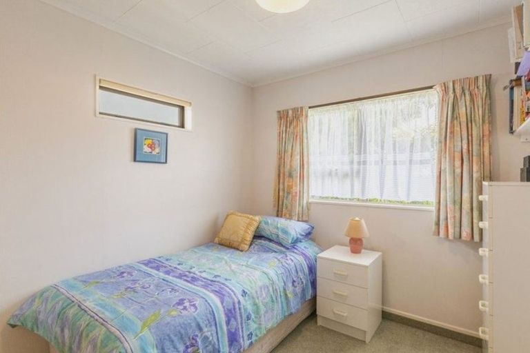 Photo of property in 9 Deakin Place, Clive, 4102