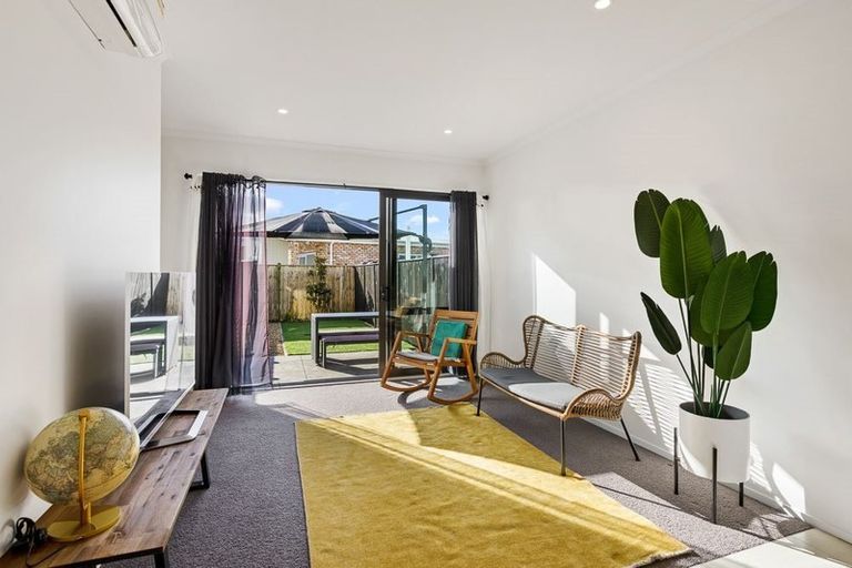 Photo of property in 18 Owen Chapman Drive, Red Beach, 0932