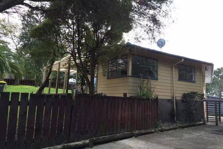 Photo of property in 96 Reynella Drive, Massey, Auckland, 0614