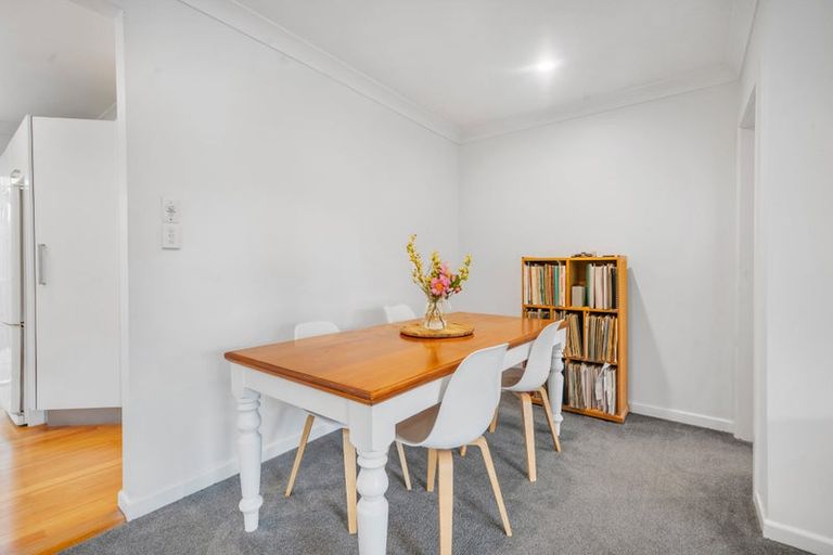 Photo of property in 24 Atkinson Road, Titirangi, Auckland, 0604