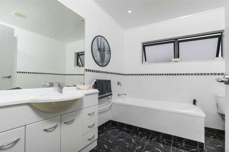 Photo of property in 7 San Vito Place, Henderson, Auckland, 0612