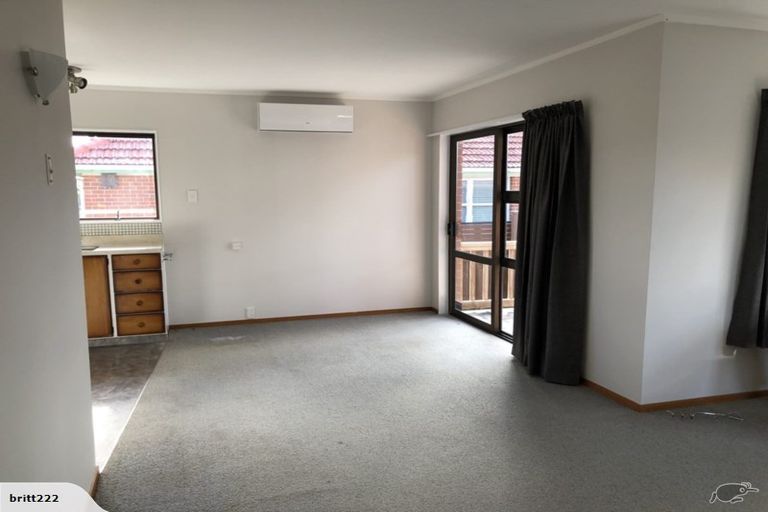 Photo of property in 28a Renata Crescent, Te Atatu Peninsula, Auckland, 0610