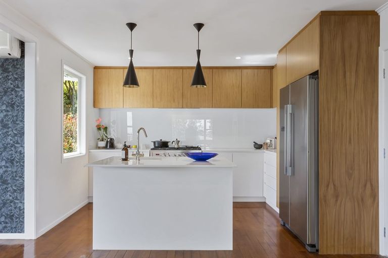 Photo of property in 4 Longfellow Parade, Glen Eden, Auckland, 0604