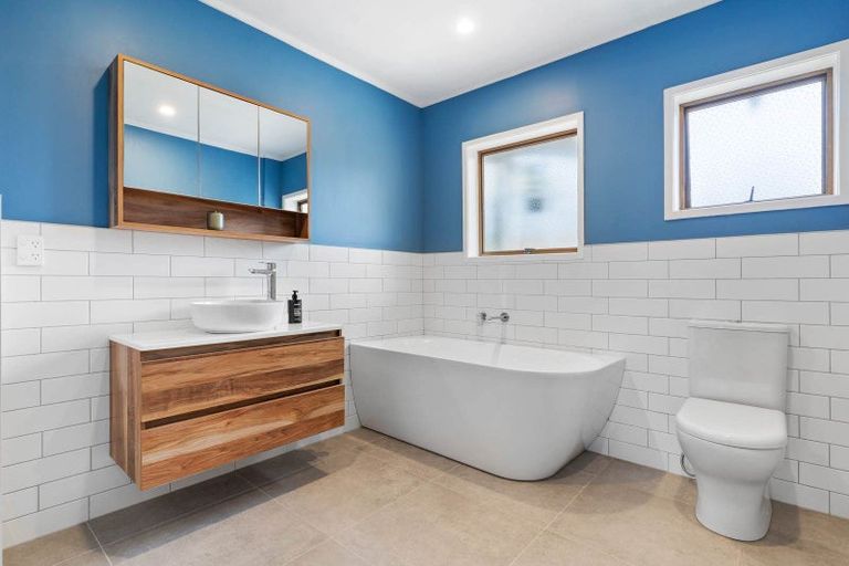 Photo of property in 4239a Great North Road, Glendene, Auckland, 0602
