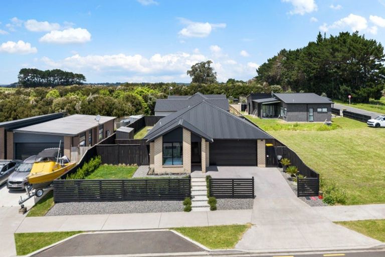 Photo of property in 4 Orawahi Road, Glenbrook, 2681