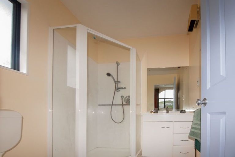 Photo of property in 33 Amesbury Drive, Churton Park, Wellington, 6037