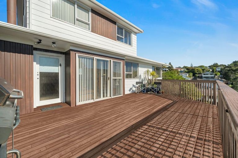 Photo of property in 16 Pavola Grove, Glenfield, Auckland, 0629