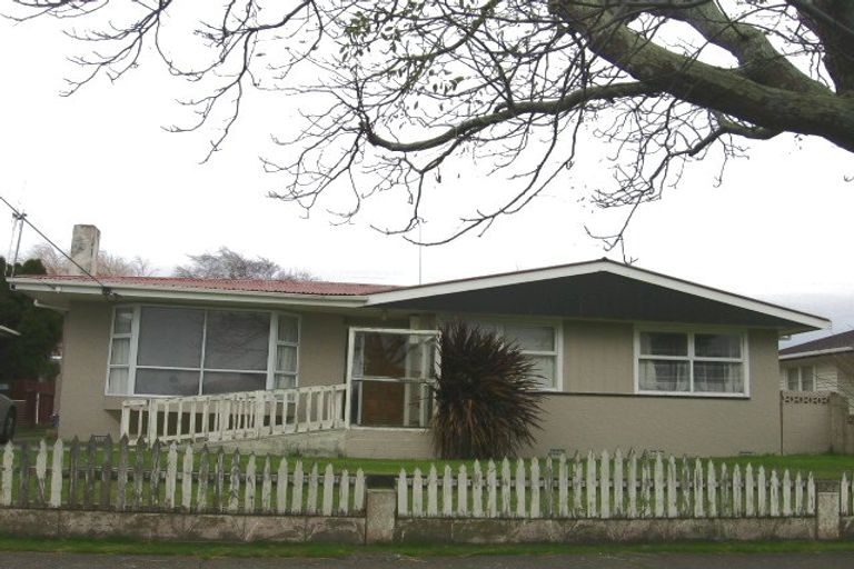Photo of property in 33 Peters Avenue, Cloverlea, Palmerston North, 4412