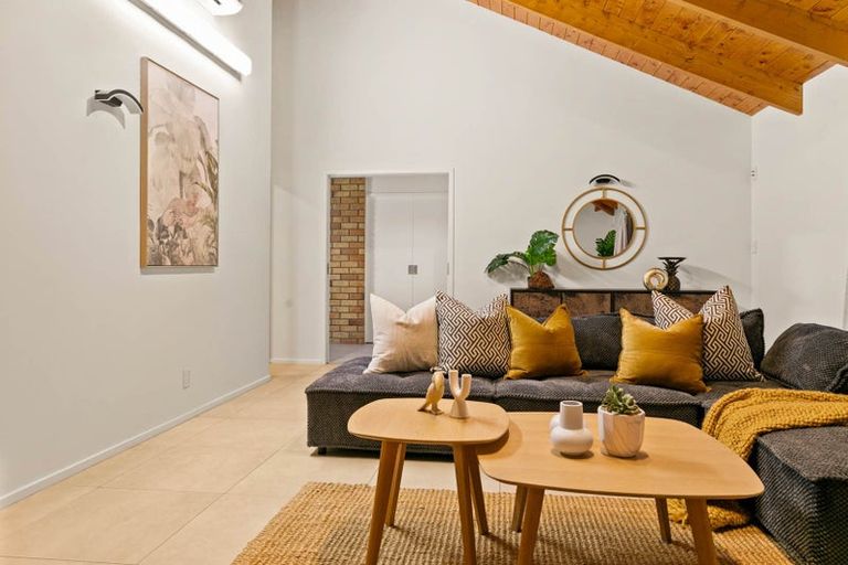Photo of property in 18 Burgundy Park Avenue, Henderson, Auckland, 0612
