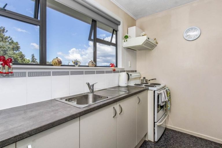 Photo of property in 24 School Road, Te Atatu South, Auckland, 0610