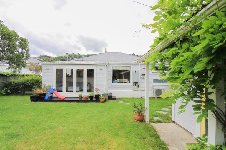 Photo of property in 71 Freyberg Street, Lyall Bay, Wellington, 6022