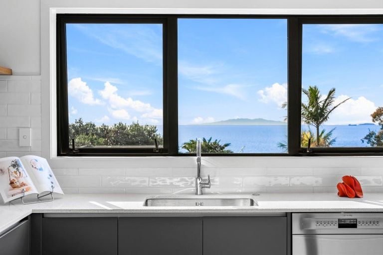 Photo of property in 2/14 Clifton Road, Waiake, Auckland, 0630