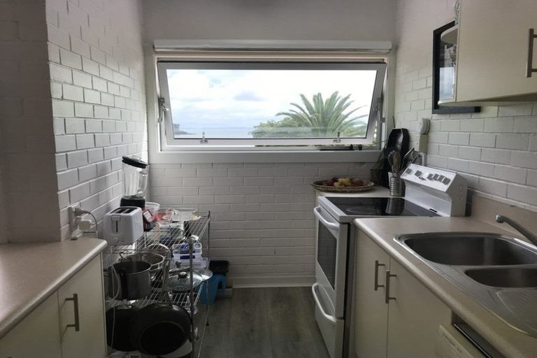 Photo of property in Seaview Apartments, 8/64 Milford Road, Milford, Auckland, 0620