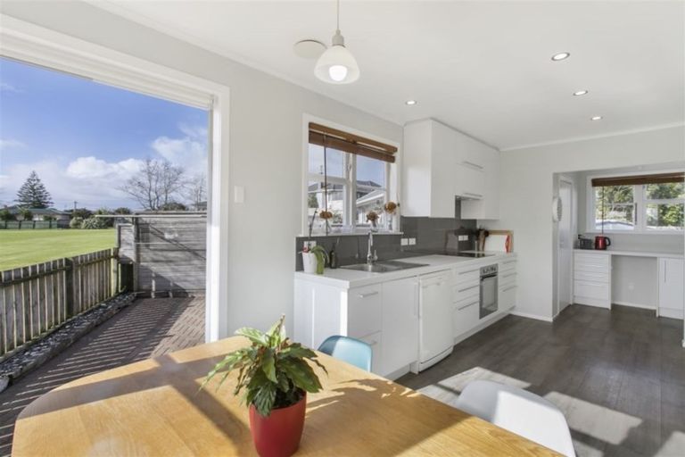 Photo of property in 10 Gladfield Lane, Te Atatu Peninsula, Auckland, 0610