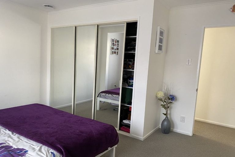 Photo of property in 2/24 Hatherlow Street, Glenfield, Auckland, 0629