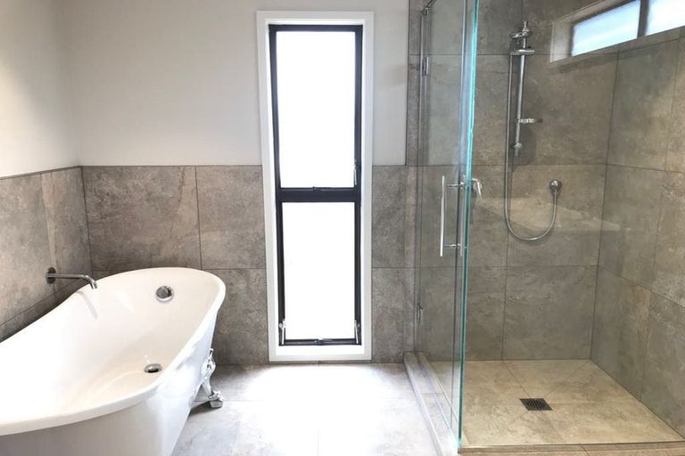 Photo of property in 1/150 Beach Road, Campbells Bay, Auckland, 0630