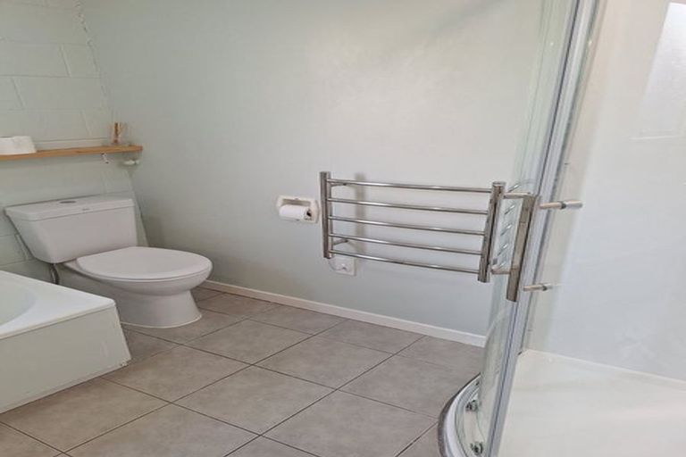 Photo of property in 17a Kingsbridge Place, Newlands, Wellington, 6037