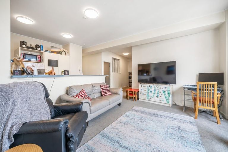 Photo of property in 17 Kent Terrace - Kent Apartments, 5c/16 Kent Terrace, Mount Victoria, Wellington, 6011