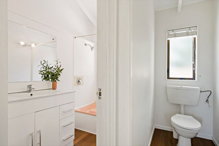 Photo of property in 40 Queen Mary Avenue, New Lynn, Auckland, 0600