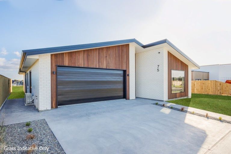 Photo of property in 75 Atlantic Drive, Fitzherbert, Palmerston North, 4410
