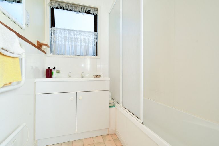 Photo of property in 94 Roberts Road, Te Atatu South, Auckland, 0610