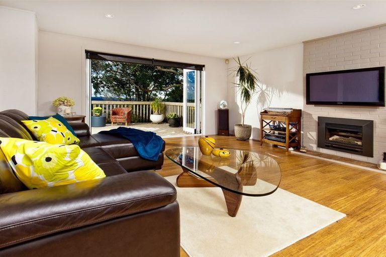 Photo of property in 24 Sunset Road, Unsworth Heights, Auckland, 0632