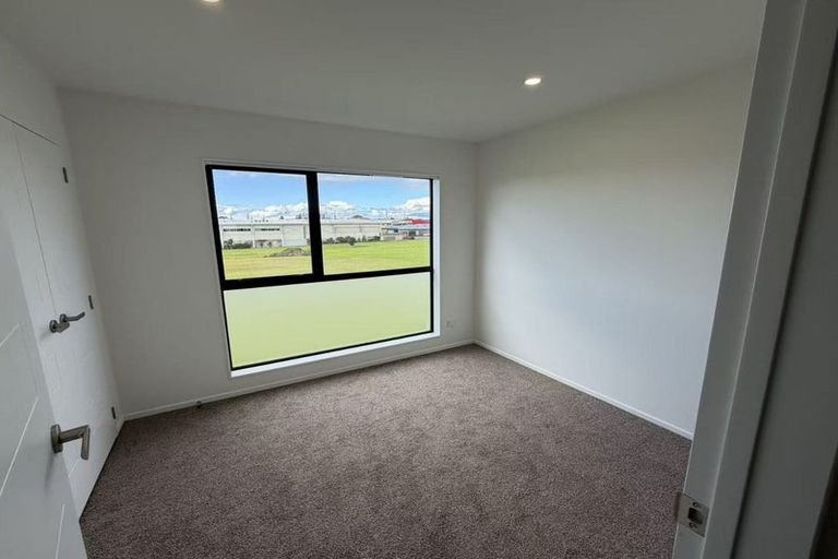 Photo of property in 9/17 Barneys Farm Road, Clendon Park, Auckland, 2103