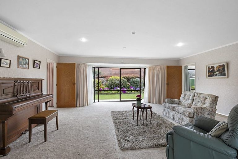 Photo of property in 9 Boulevard Drive, Merrilands, New Plymouth, 4312