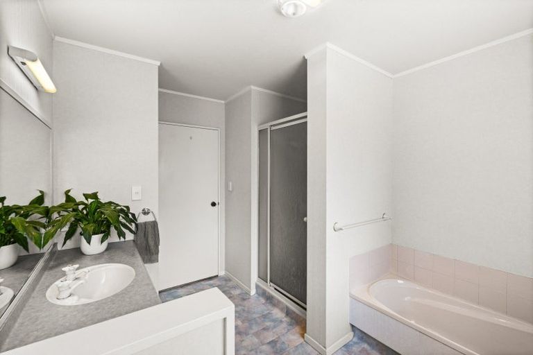 Photo of property in 12 Kingsgate Row, Havelock North, 4130