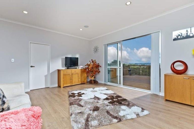 Photo of property in 14 Ascension Crescent, Orewa, 0931
