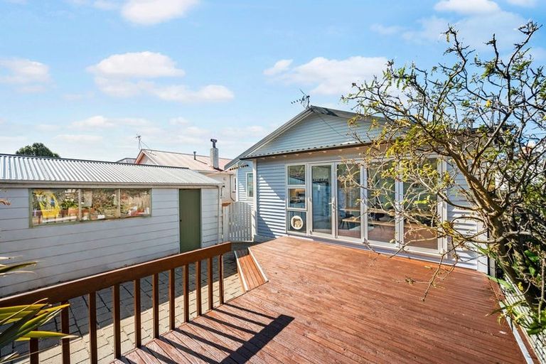 Photo of property in 100 Onepu Road, Lyall Bay, Wellington, 6022