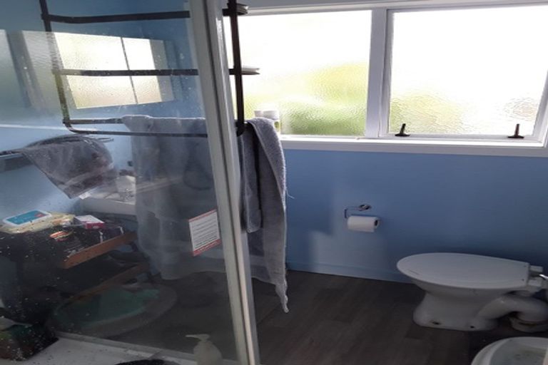 Photo of property in 23a Somes Crescent, Newlands, Wellington, 6037