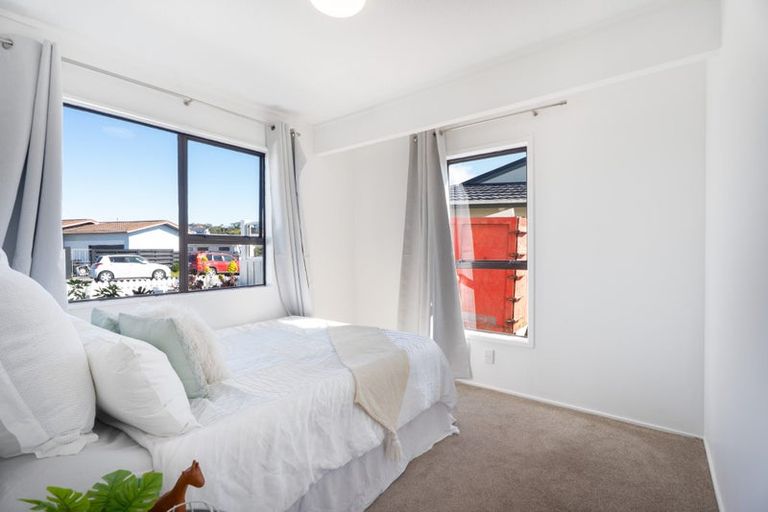 Photo of property in 43a Sunhaven Drive, Newlands, Wellington, 6037