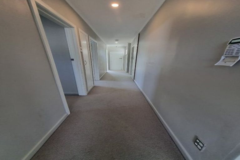 Photo of property in 17 Harrington Road, Henderson, Auckland, 0610