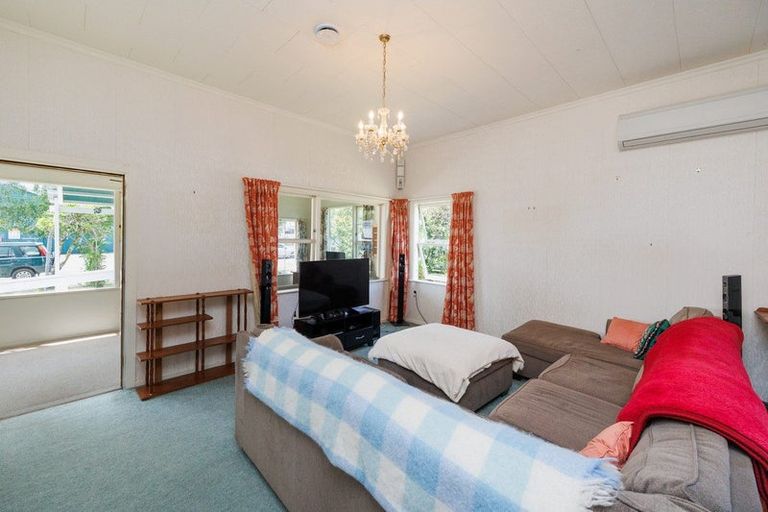 Photo of property in 30 Ngahina Street, Marton, 4710