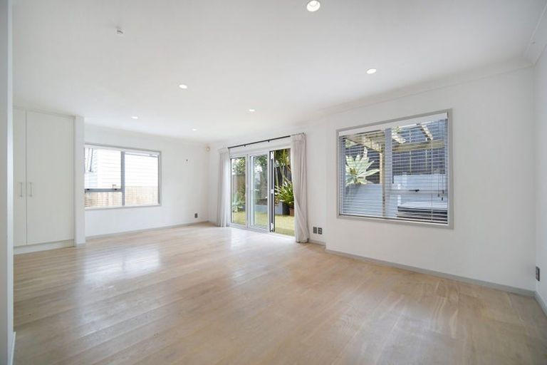 Photo of property in 1/26 Onepoto Road, Hauraki, Auckland, 0622