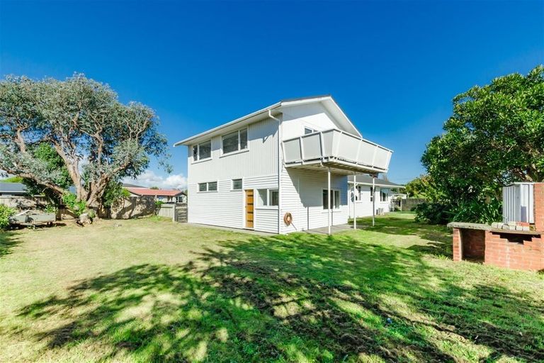 Photo of property in 1 Hadfield Place, Paraparaumu Beach, Paraparaumu, 5032